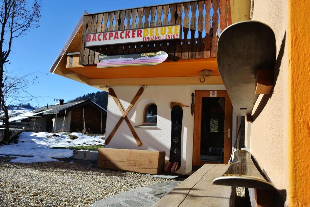 Backpacker Deluxe Hostel Capricorn Laax Esterno foto