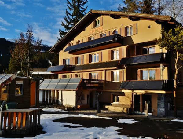 Backpacker Deluxe Hostel Capricorn Laax Esterno foto